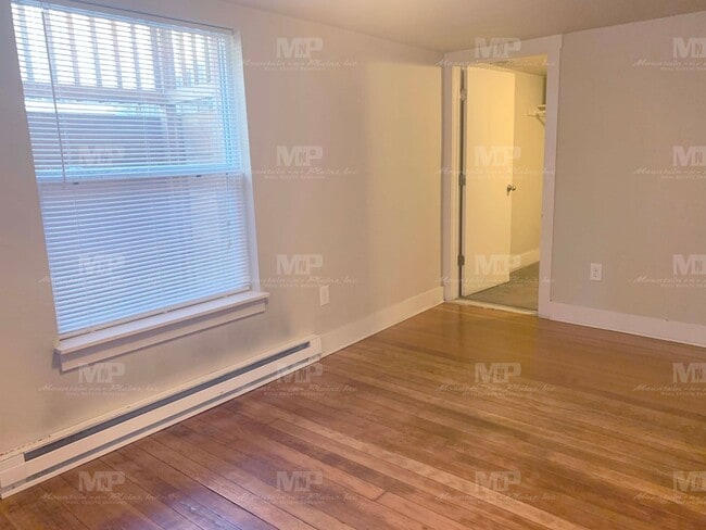 Building Photo - 645 1/2 S Loomis Ave