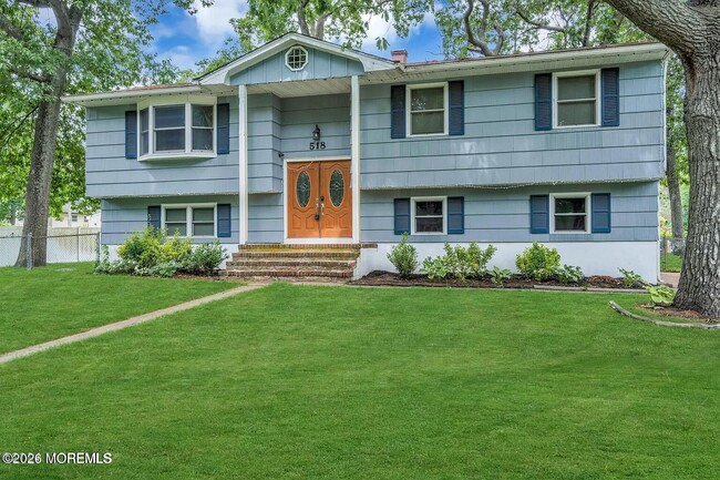 Building Photo - 518 River Dr