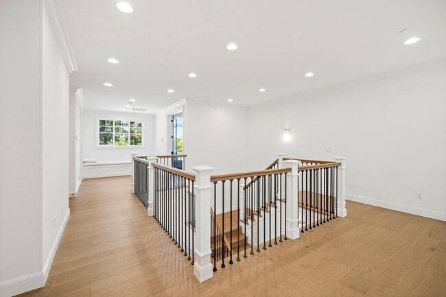 Building Photo - 4bd/4.75ba Bellevue House