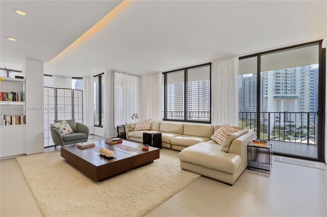Building Photo - 520 Brickell Key Dr
