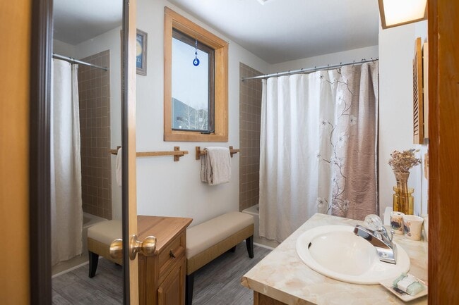 Building Photo - Available now!  Year lease!   Three Bedroo...
