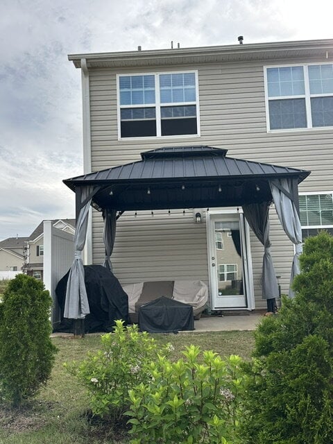 Building Photo - Beautiful 3 bedroom townhome with backyard space in Pendleton
