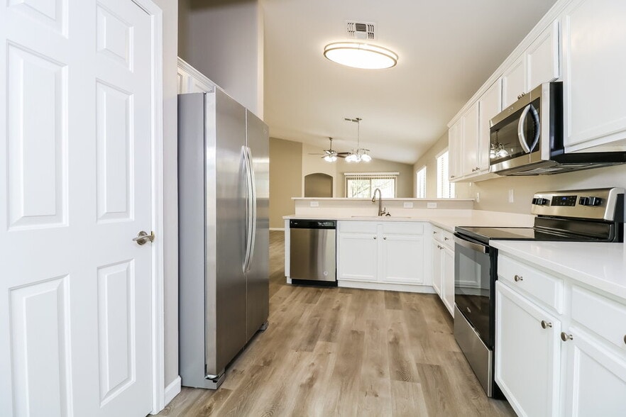 Building Photo - 24997 W Vista Norte St