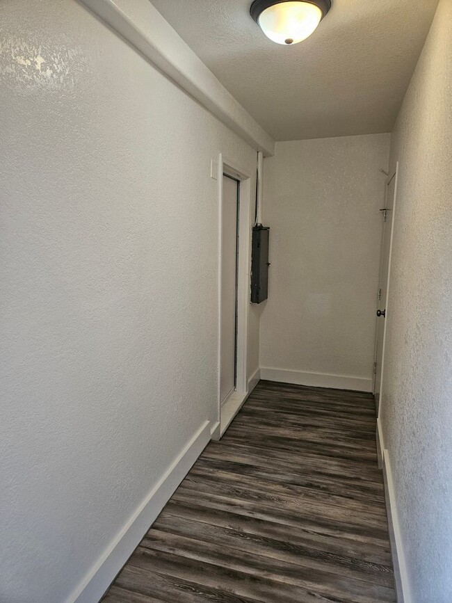 Building Photo - r1319LBP