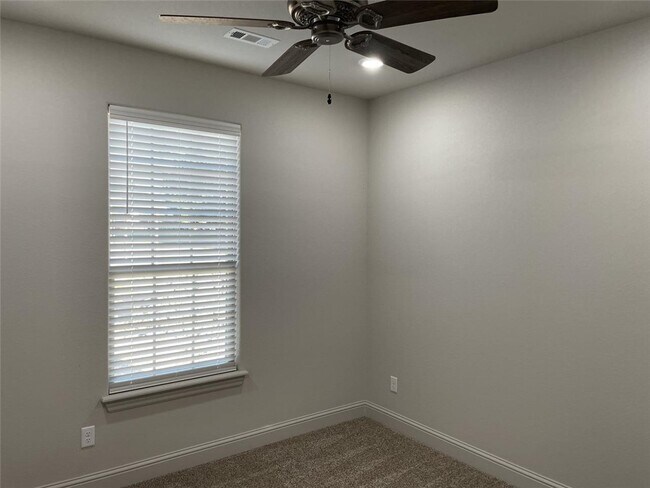 Building Photo - 204 Vicks Cir