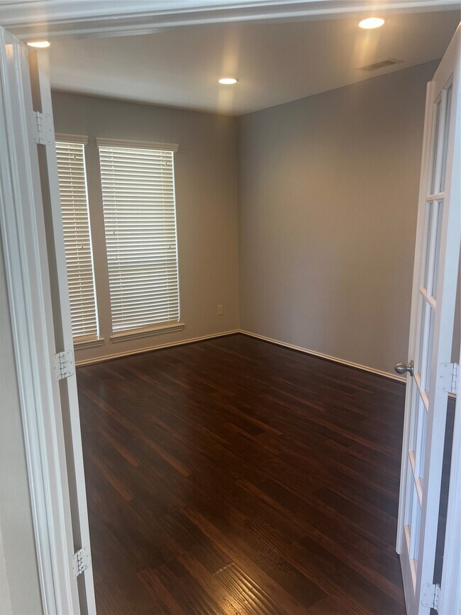 Building Photo - 2911 Meadows Pond Ln