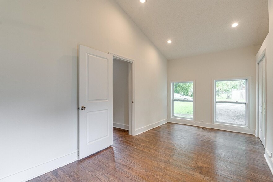 Building Photo - 5004 Club Dr