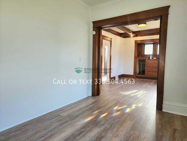 Building Photo - 687 Allyn St