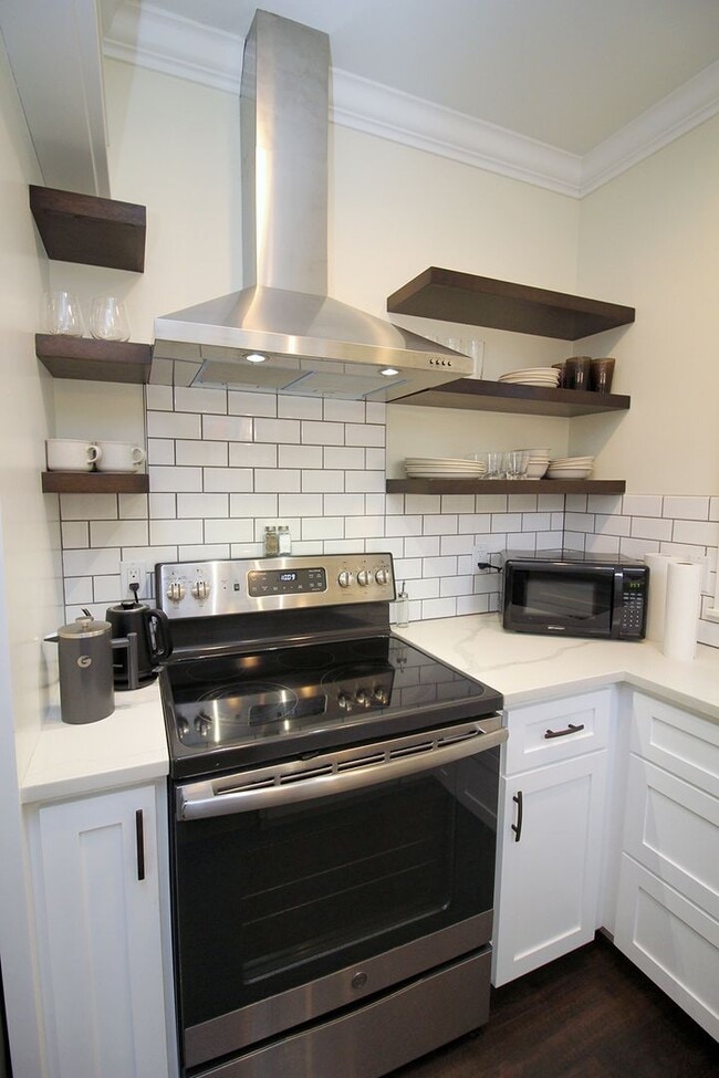 Building Photo - FULLY FURNISHED Spacious ADU Located in the heart of Portland's Historic Laurelhurst Neighborhood!
