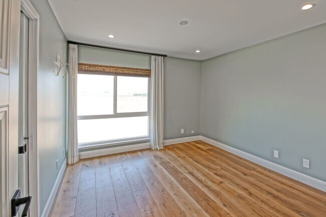 Building Photo - 14 Aries Ct