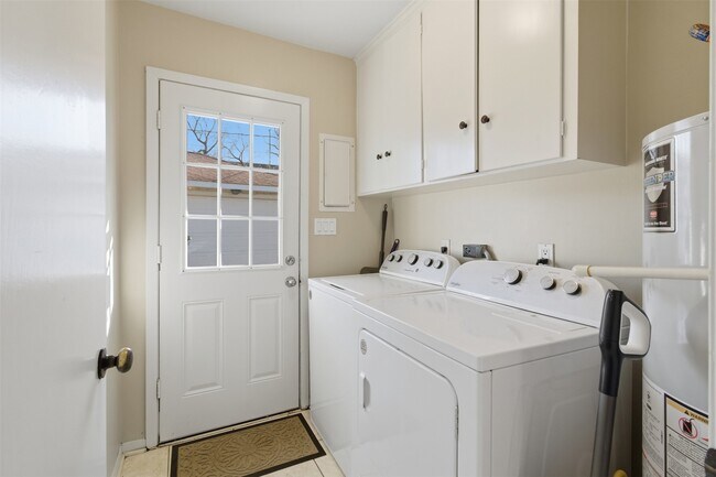 Building Photo - 2310 Droxford Dr