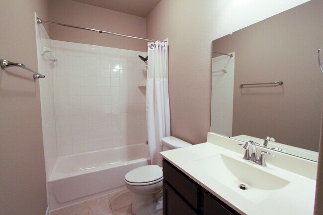 Building Photo - Beautiful 3 Bed / 2.5 Bath Home in Mueller
