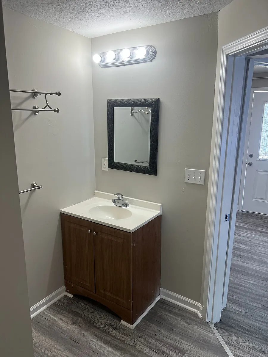 Building Photo - 706 Mitchell Dr