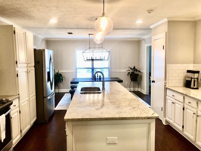 Building Photo - 1530 Laurelwood Ln