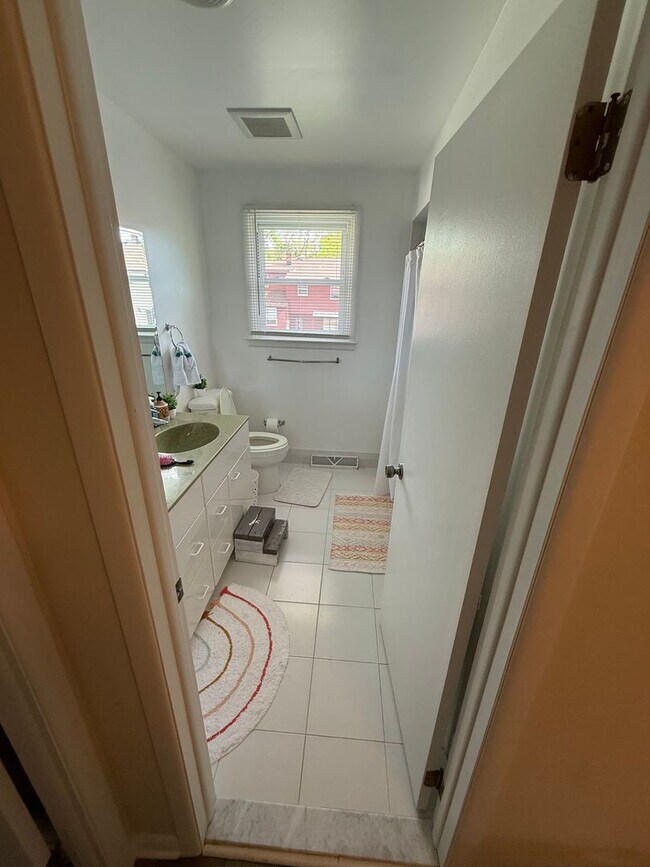 Building Photo - 1613 Mayflower Ln