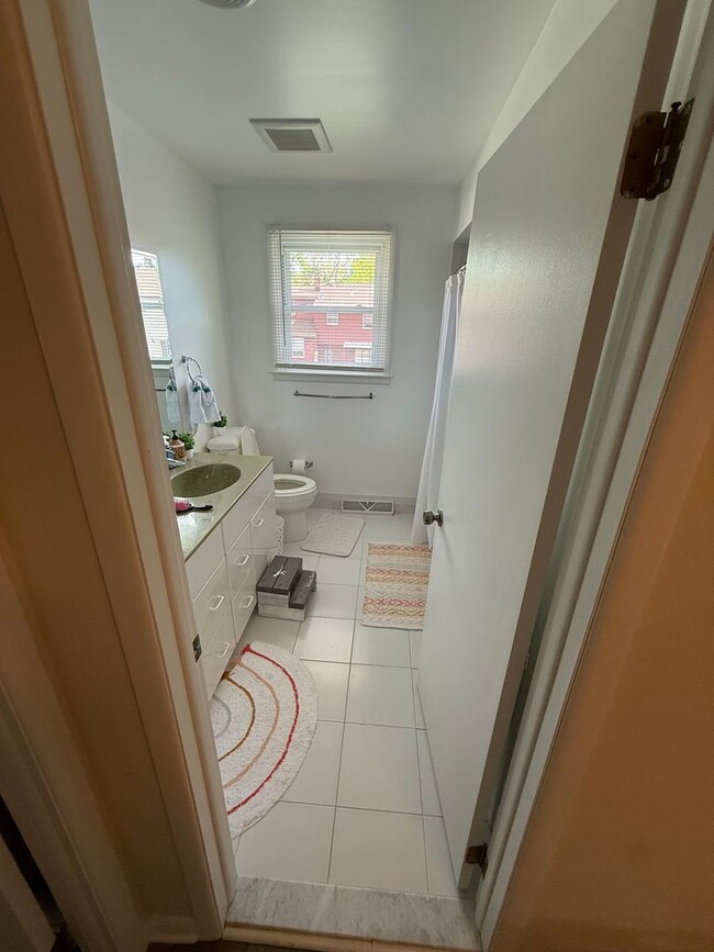 Building Photo - Large House in Cherry Hill East for Rent