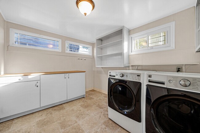 Building Photo - 2438 Upland Dr