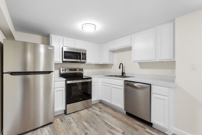 Building Photo - Updated 1 Bedroom / 1 Bathroom Apartment - Close to Campus