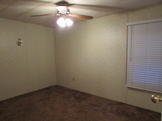 Building Photo - Charming 2 Bed/2.5 Bath - Approx 1 Acre of...
