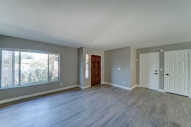 Building Photo - AVAILABLE NOW - REMODELED IN TEMPE!!!