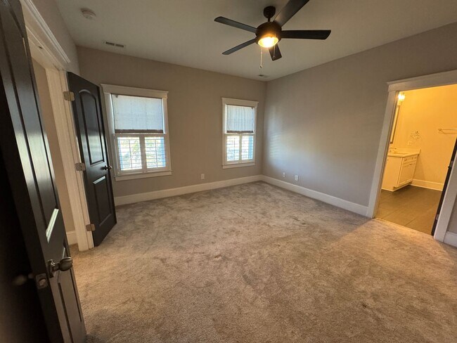 Building Photo - Available to Show