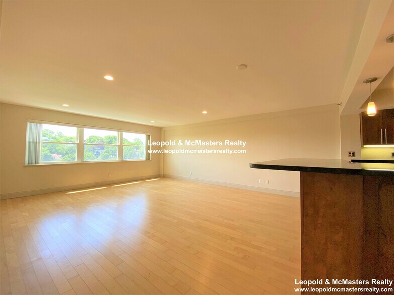 Building Photo - 1592 Beacon St