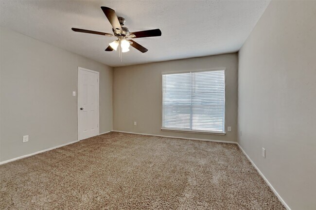 Building Photo - 21606 Crescent Heights St