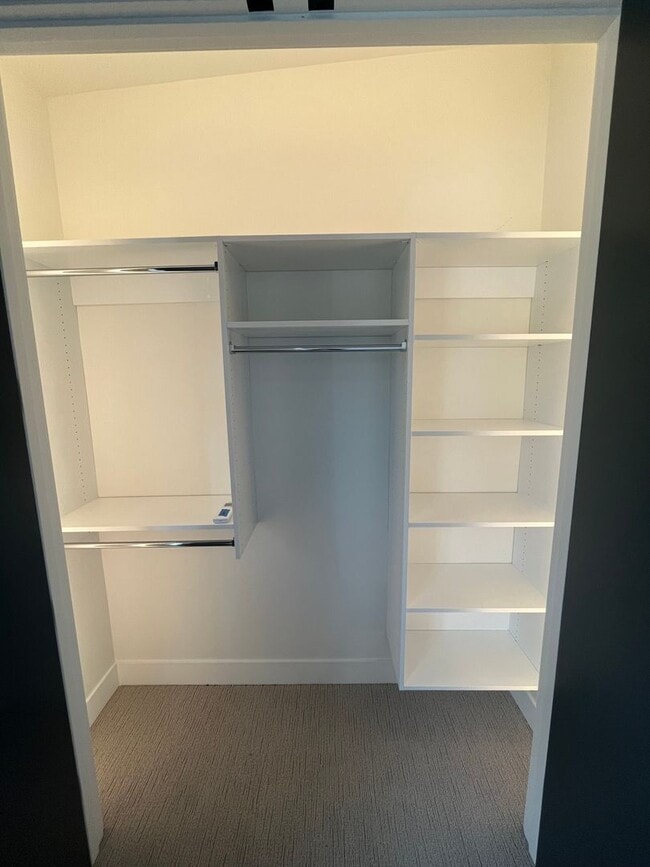 Building Photo - Like-New Townhome in the Gorgeous Terrane ...