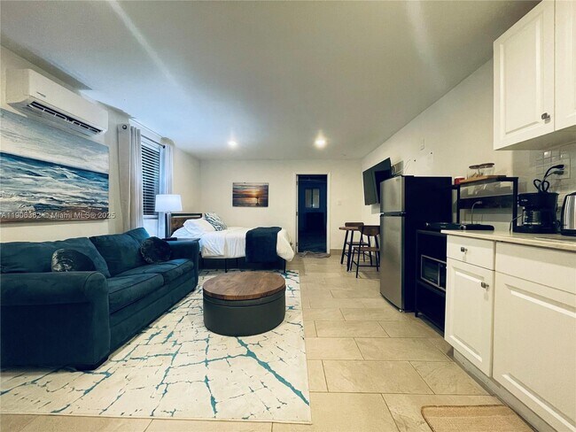 Building Photo - 343 Menores Ave