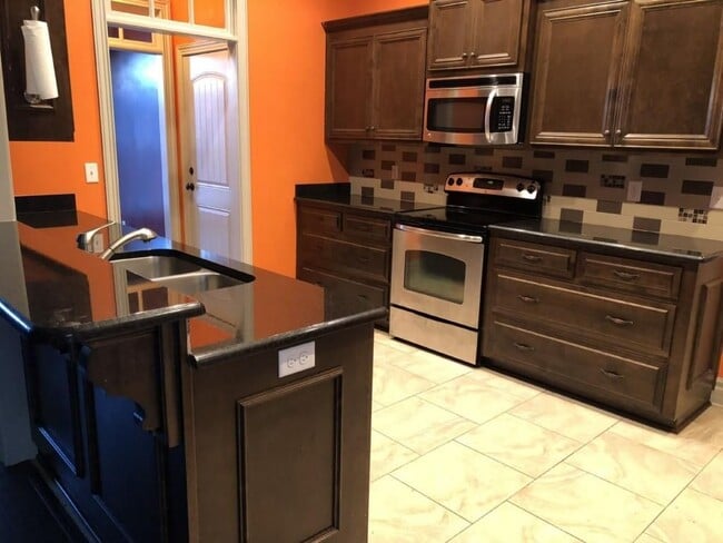 Building Photo - Modern Elegance in Valdosta: Spacious 4BR/...