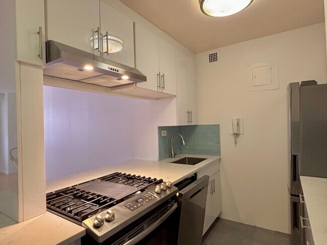Building Photo - 400 E 54th St