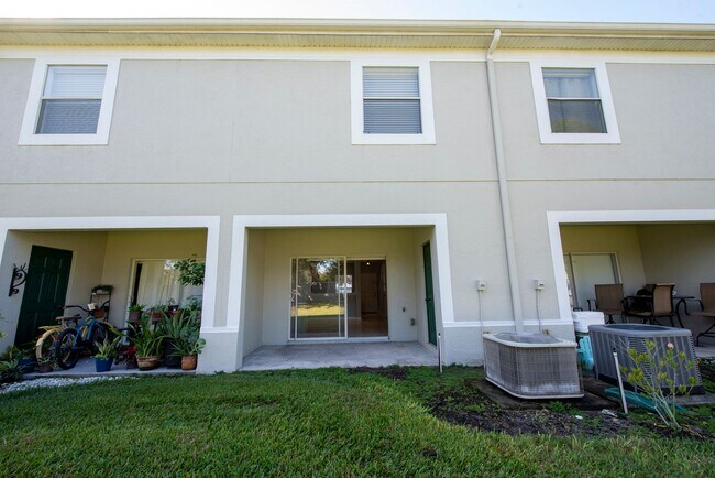 Building Photo - 2 Bedroom /2.5 bathrooms Town House. Just ...