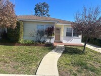 Building Photo - Great Home Near Water Available to View Now