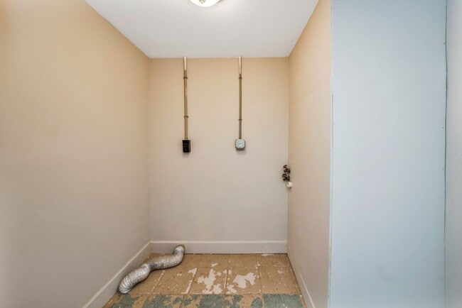 Building Photo - Charming Home with Open Floor Plan & Cover...