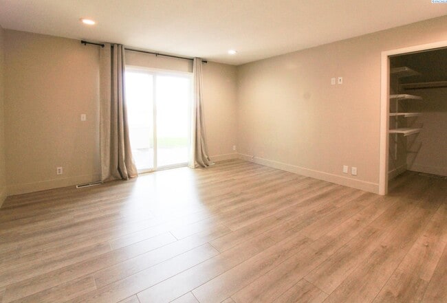 Building Photo - 4 bedroom, 3 Bath Pasco House on the River
