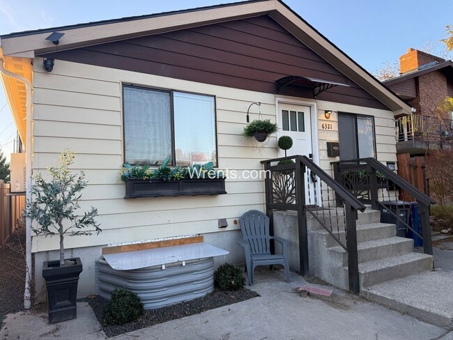 Building Photo - 6319-6321 N Stevens St