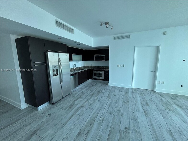 Building Photo - 950 Brickell Bay Dr