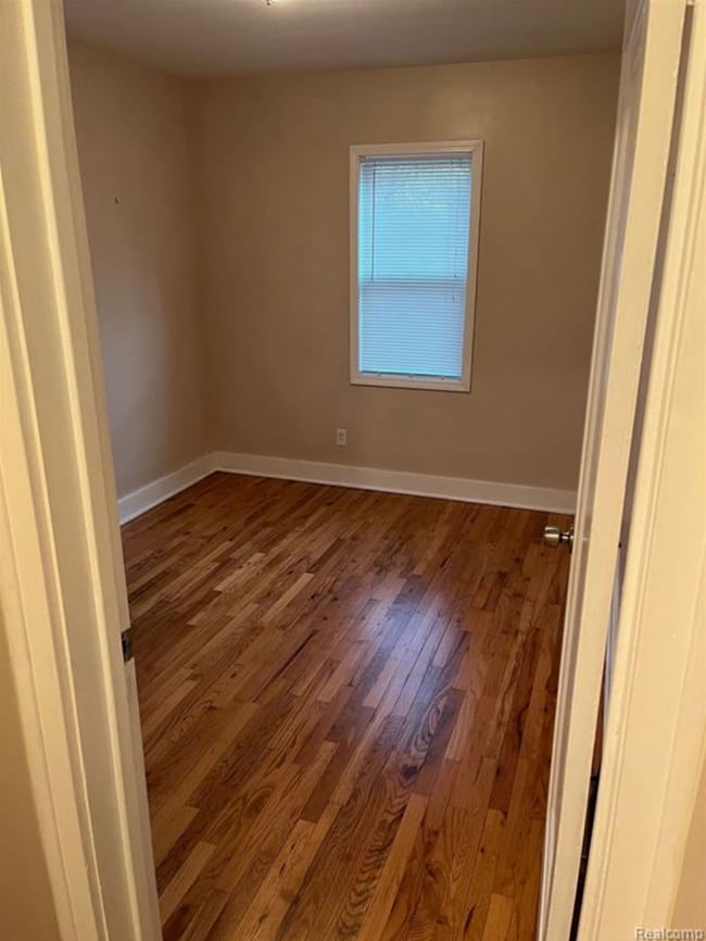 Building Photo - Cozy Home with Expansive Yard