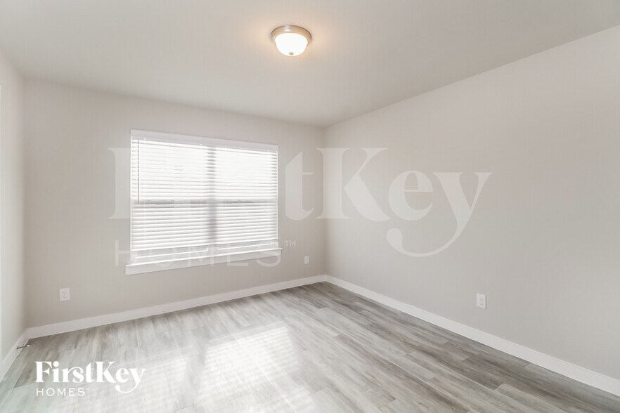 Building Photo - 332 Niki Dr