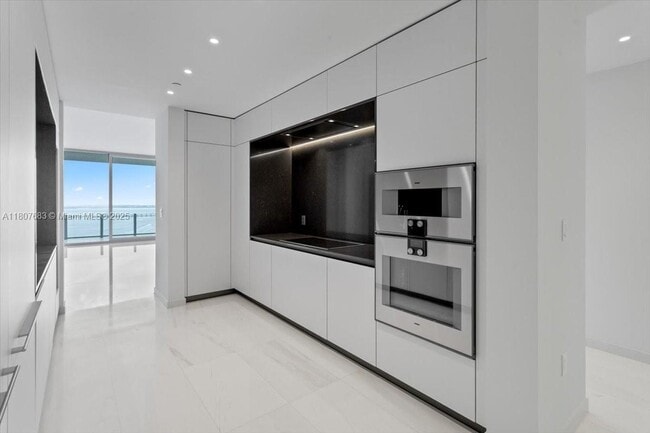 Building Photo - 300 Biscayne Blvd Way