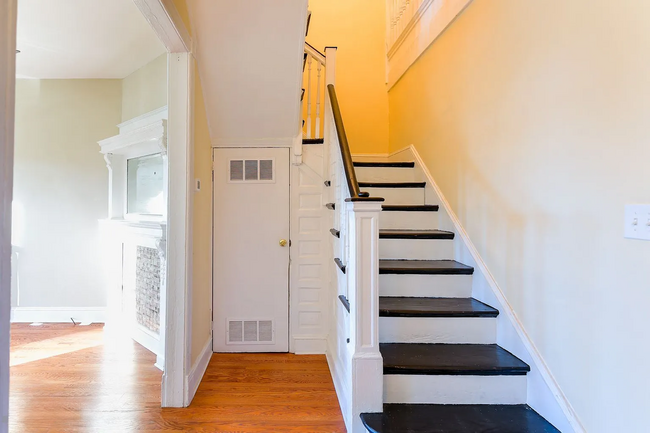 Building Photo - Fully Renovated 3 BR/1.5 BA Apartment in C...