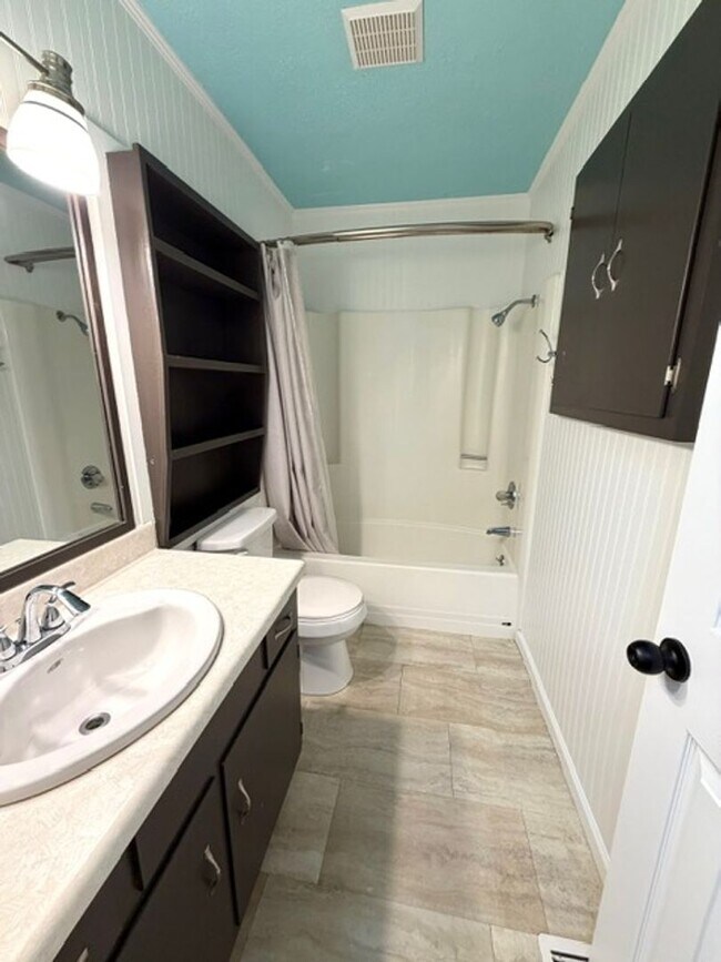 Building Photo - 2 Bedroom 1 Bath Duplex with garage/basement, side porch, and carport.