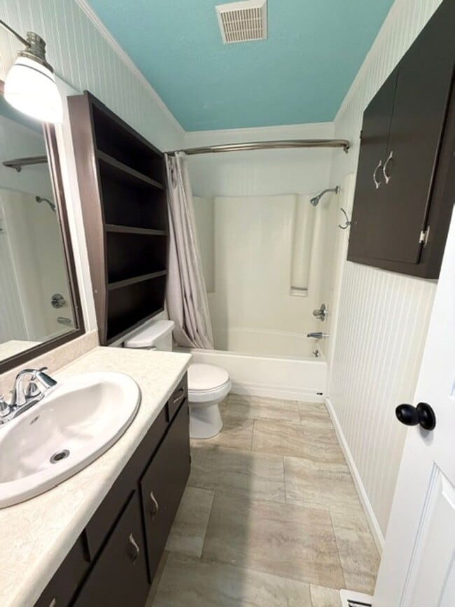 Building Photo - **MOVE IN SPECIAL, 1/2 OFF FIRST MONTHS RENT** 2 Bedroom 1 Bath Duplex with garage/basement and c...