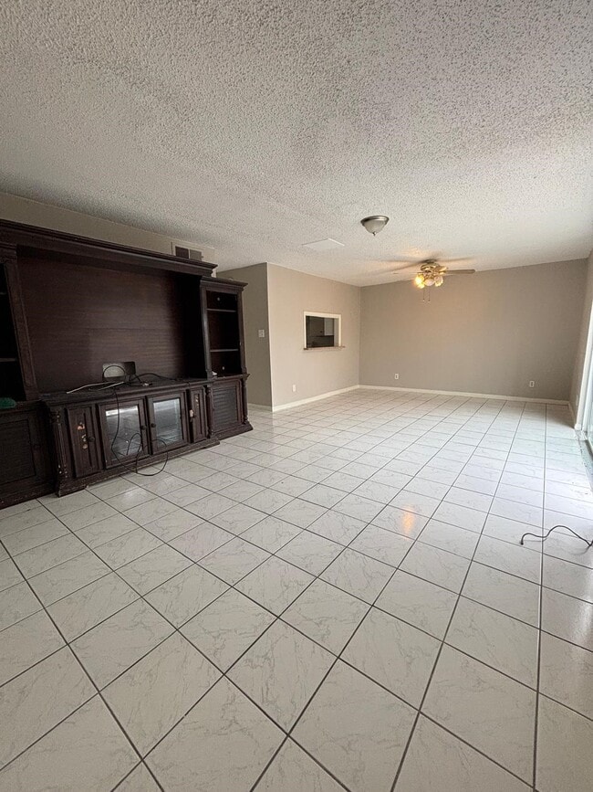 Building Photo - 2710 Briarhurst Dr