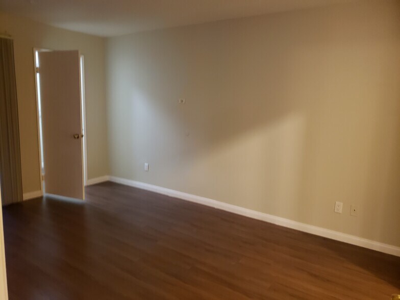 Building Photo - 550 Orange Ave