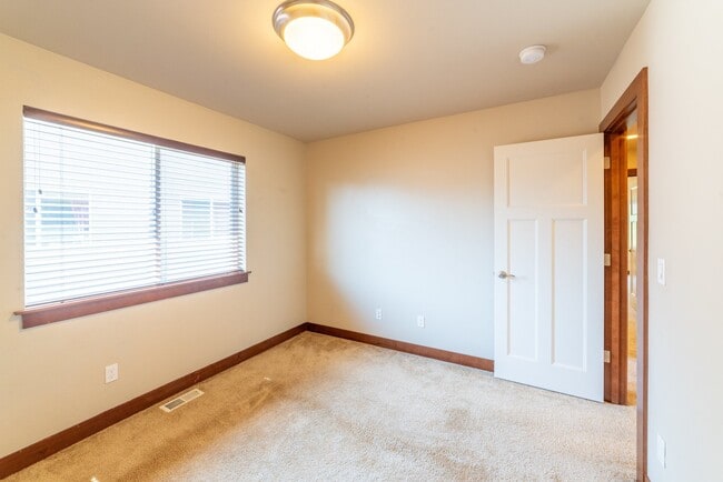 Building Photo - Large and Luxurious 2013 Built Home!