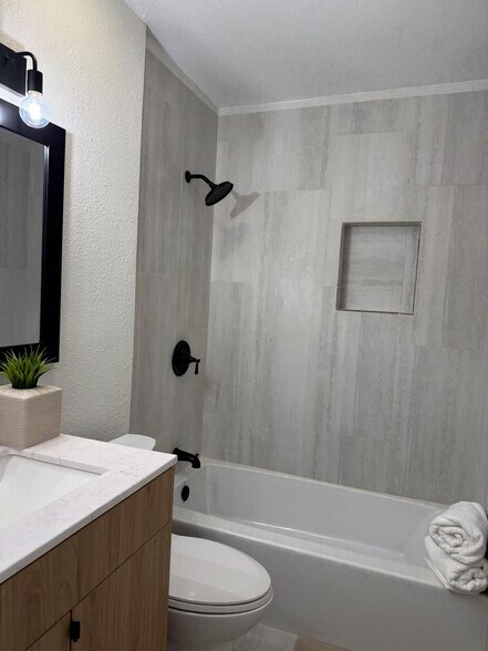 Building Photo - 3210 Northeast Dr