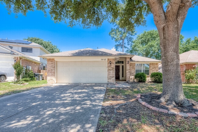 Building Photo - Spacious 3-Bedroom, 2-Bathroom Home with F...