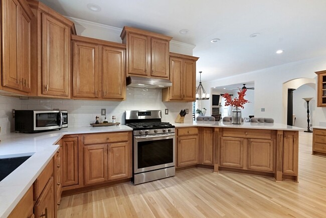 Building Photo - Stunning 5BR Executive Style Home in Brentwood