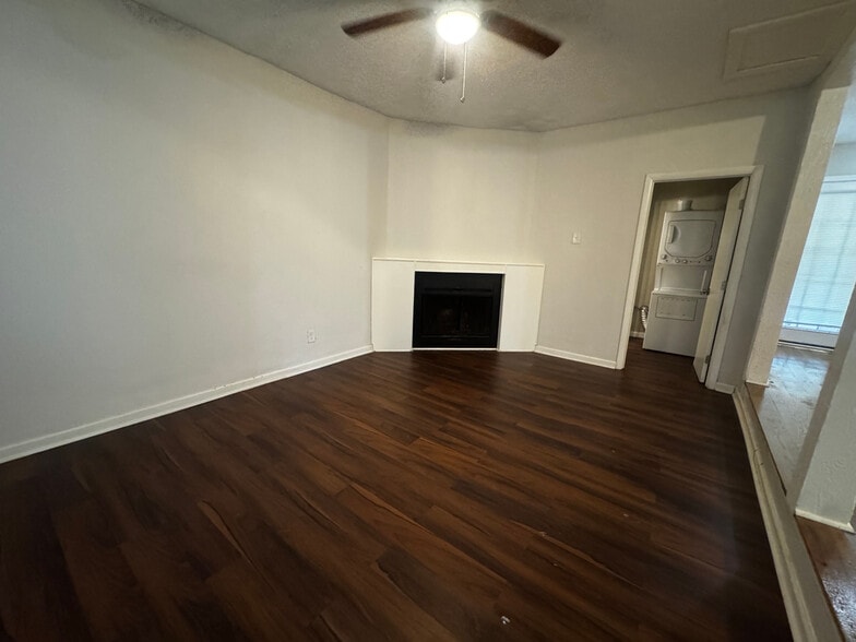 Building Photo - Room in Single Family Home on Jeb Stuart Dr